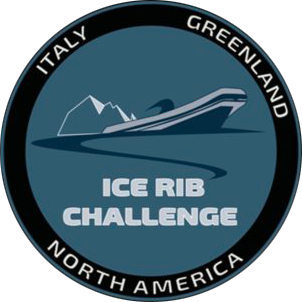 Un logo circolare con le scritte Italia, Groenlandia e Nord America sul bordo. Al centro, l'illustrazione di una barca e di un iceberg con la scritta Ice Rib Challenge in grassetto.